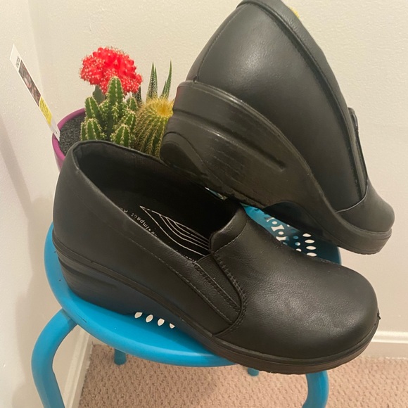 Clogs - Picture 2 of 3